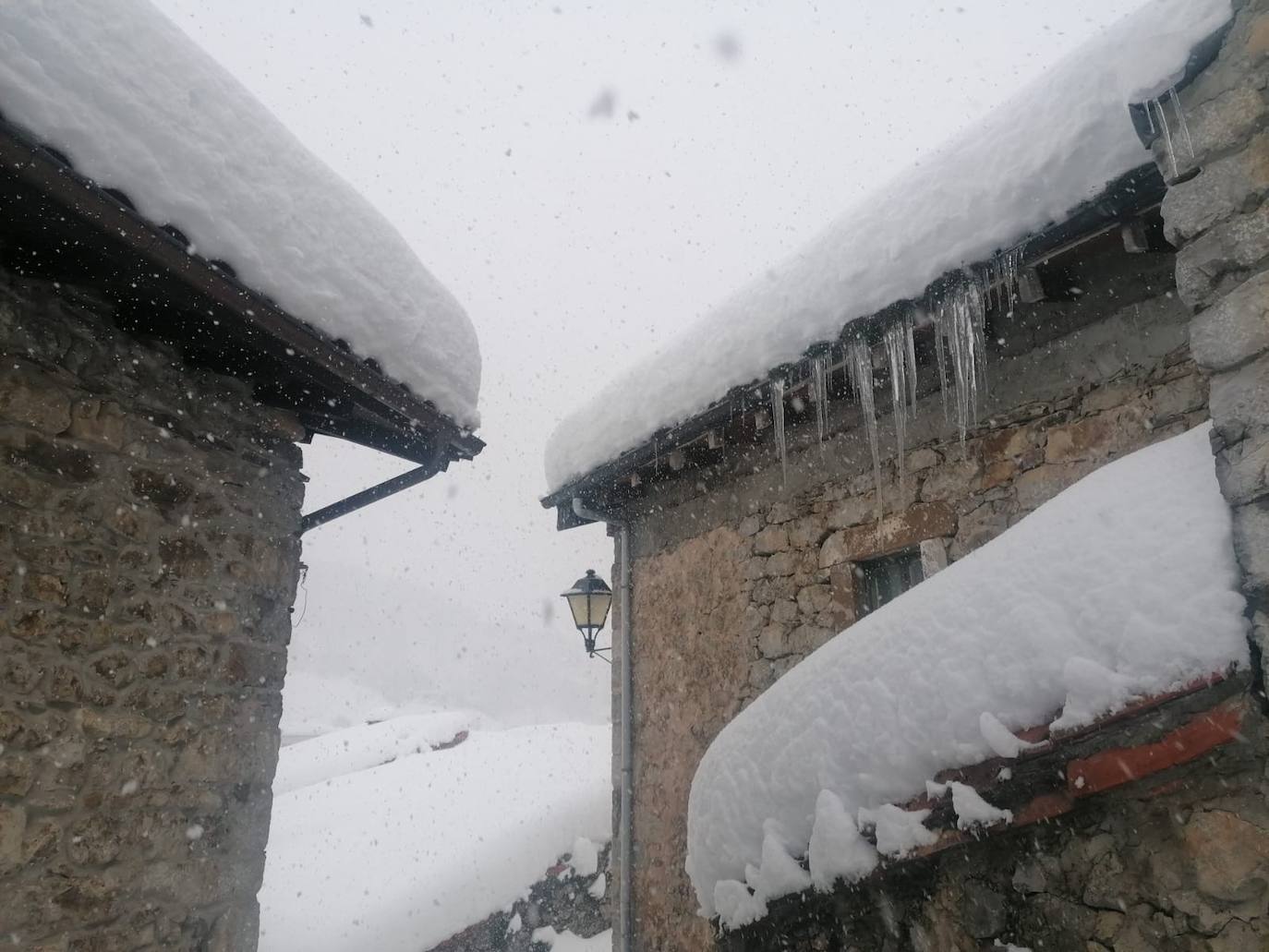 Nieve en las cotas altas, lluvia que no cesa en el litoral. El temporal no da tregua en Asturias y está complicando mucho la circulación en las zonas de montaña y anegando algunos puntos.