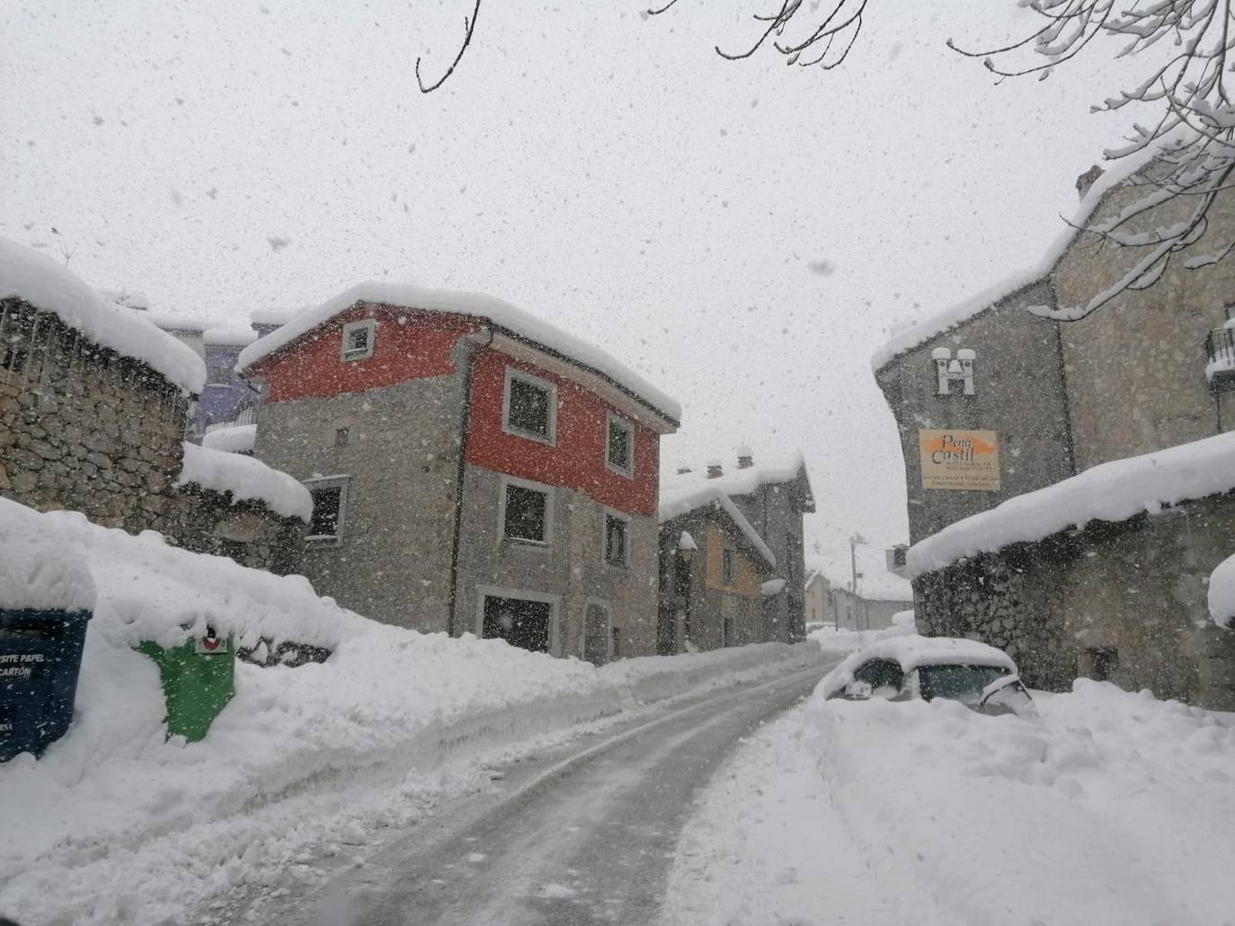 Nieve en las cotas altas, lluvia que no cesa en el litoral. El temporal no da tregua en Asturias y está complicando mucho la circulación en las zonas de montaña y anegando algunos puntos.
