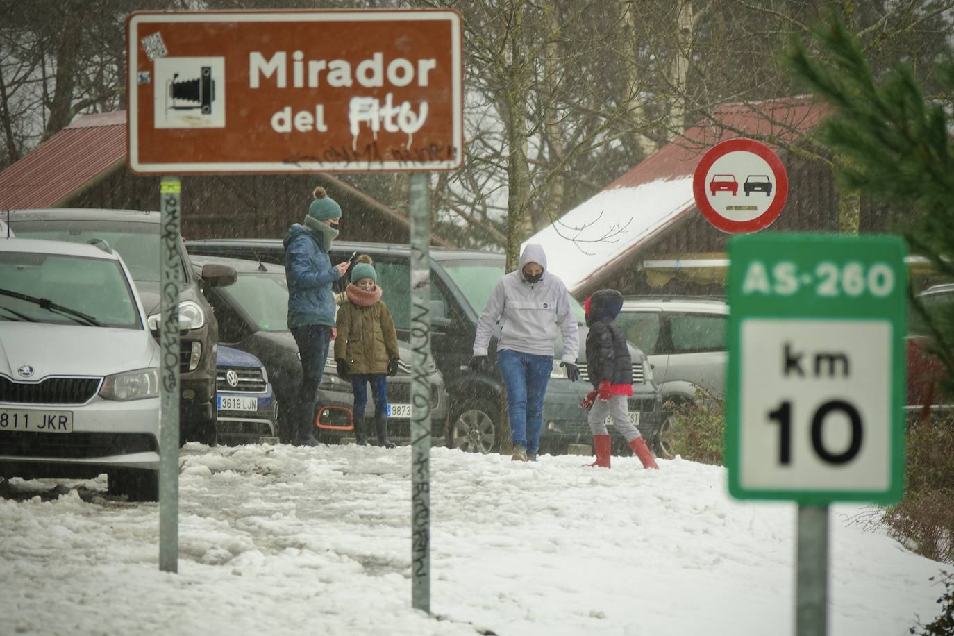 Nieve en las cotas altas, lluvia que no cesa en el litoral. El temporal no da tregua en Asturias y está complicando mucho la circulación en las zonas de montaña y anegando algunos puntos.