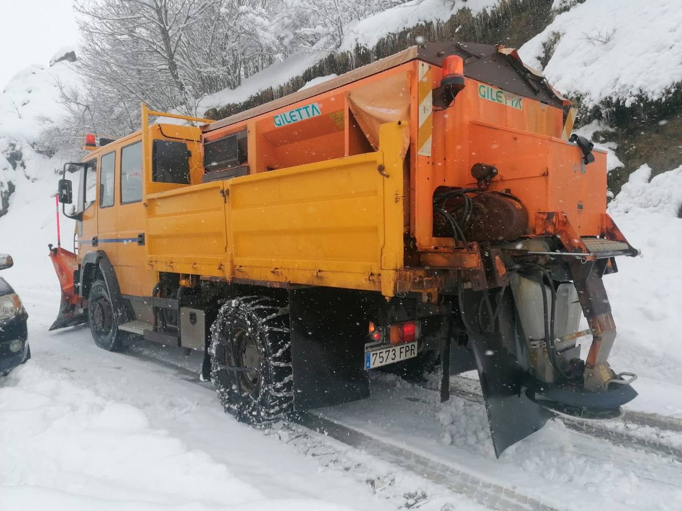 Nieve en las cotas altas, lluvia que no cesa en el litoral. El temporal no da tregua en Asturias y está complicando mucho la circulación en las zonas de montaña y anegando algunos puntos.