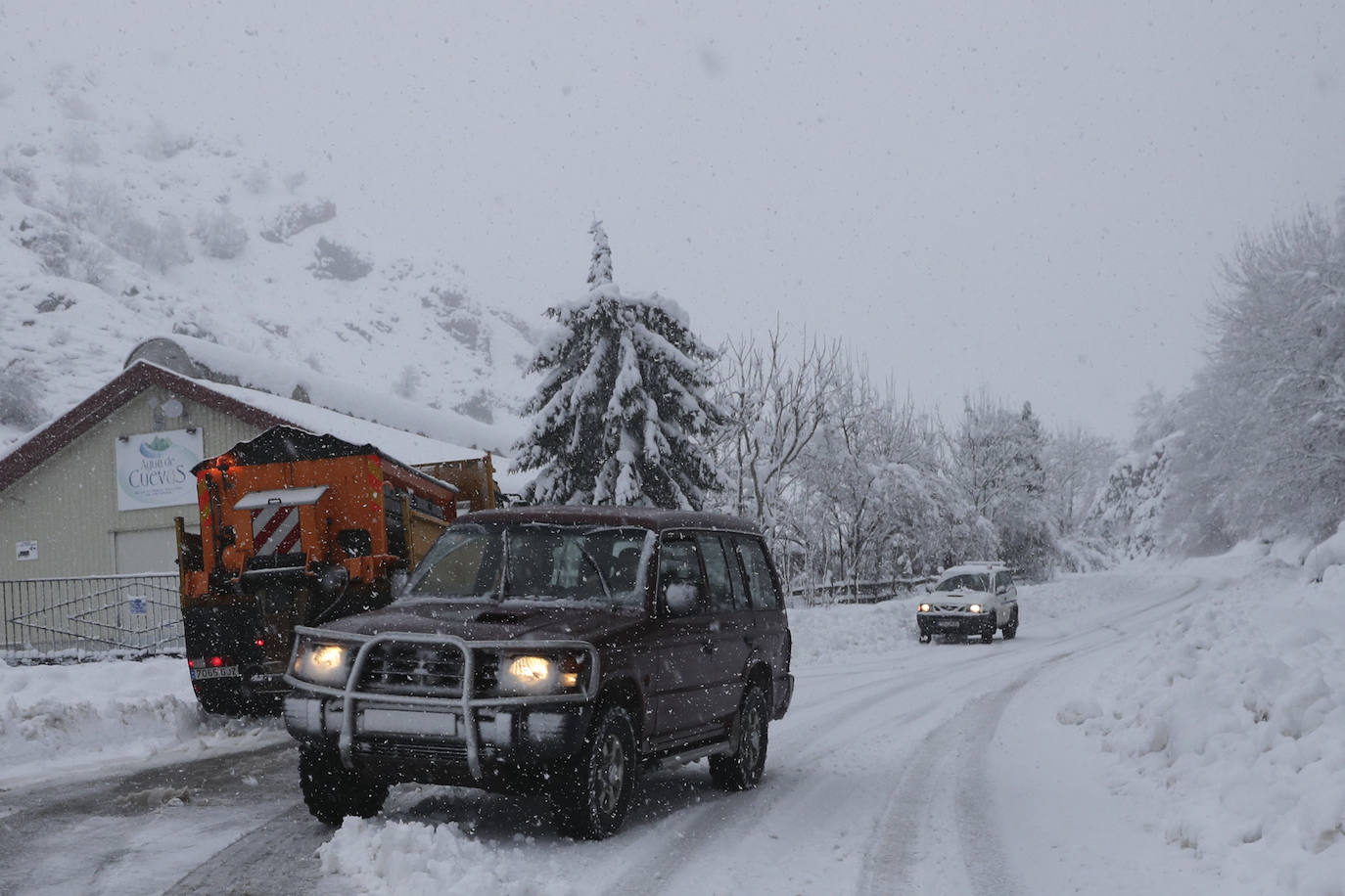 Nieve en las cotas altas, lluvia que no cesa en el litoral. El temporal no da tregua en Asturias y está complicando mucho la circulación en las zonas de montaña y anegando algunos puntos.