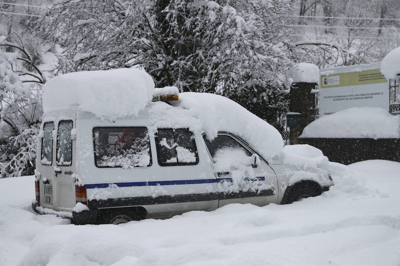 Nieve en las cotas altas, lluvia que no cesa en el litoral. El temporal no da tregua en Asturias y está complicando mucho la circulación en las zonas de montaña y anegando algunos puntos.