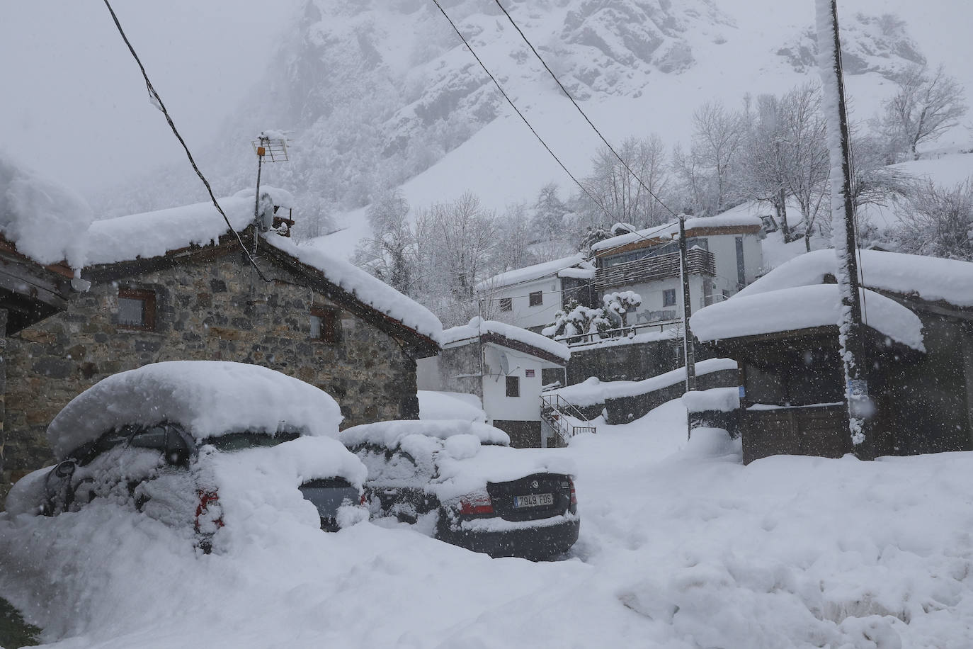 Nieve en las cotas altas, lluvia que no cesa en el litoral. El temporal no da tregua en Asturias y está complicando mucho la circulación en las zonas de montaña y anegando algunos puntos.