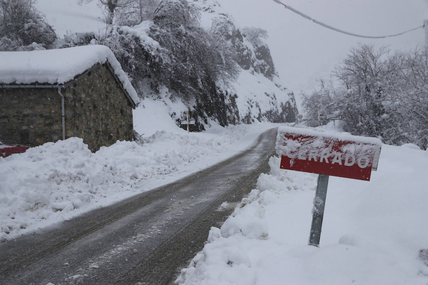 Nieve en las cotas altas, lluvia que no cesa en el litoral. El temporal no da tregua en Asturias y está complicando mucho la circulación en las zonas de montaña y anegando algunos puntos.