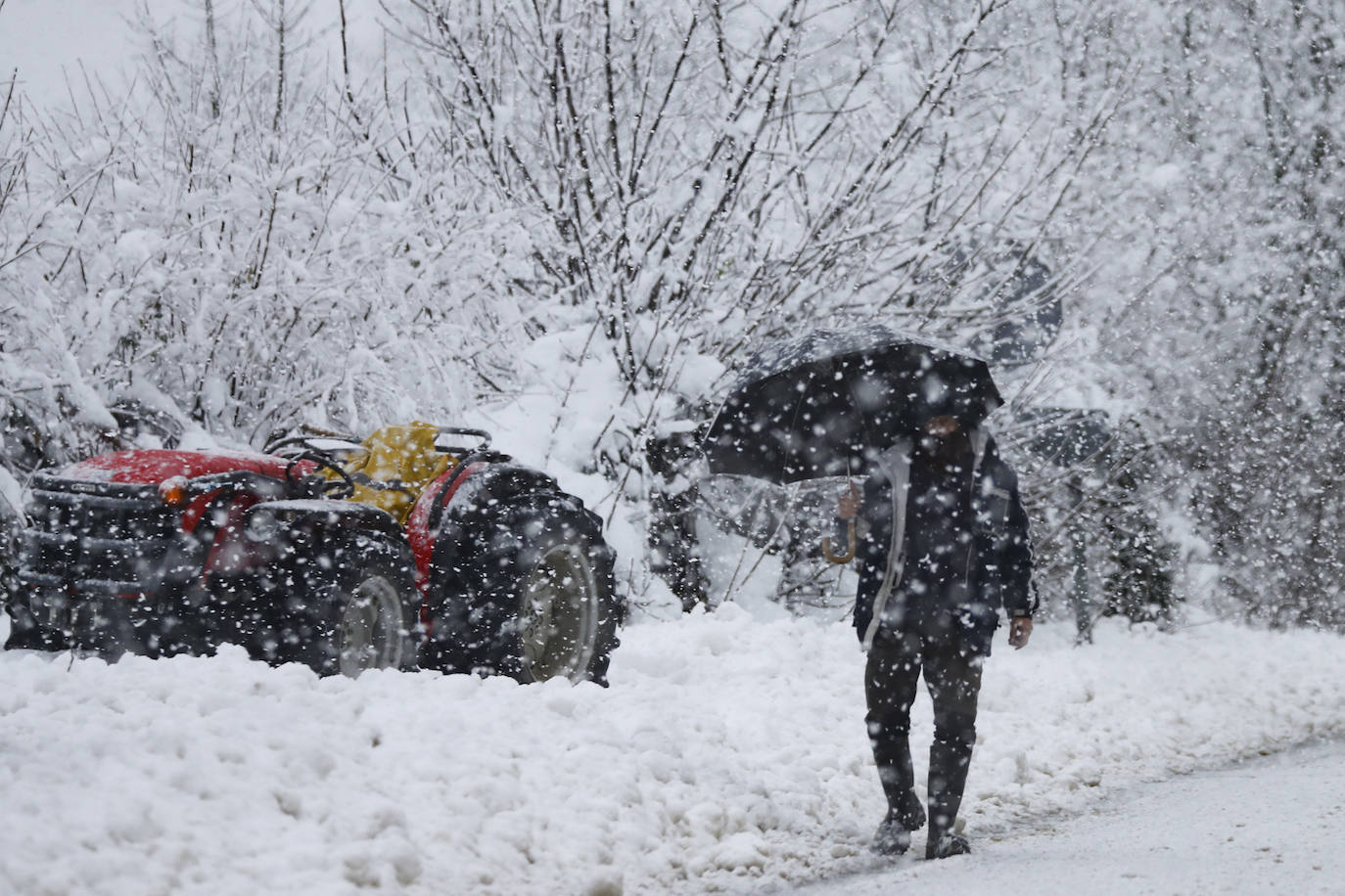 Nieve en las cotas altas, lluvia que no cesa en el litoral. El temporal no da tregua en Asturias y está complicando mucho la circulación en las zonas de montaña y anegando algunos puntos.