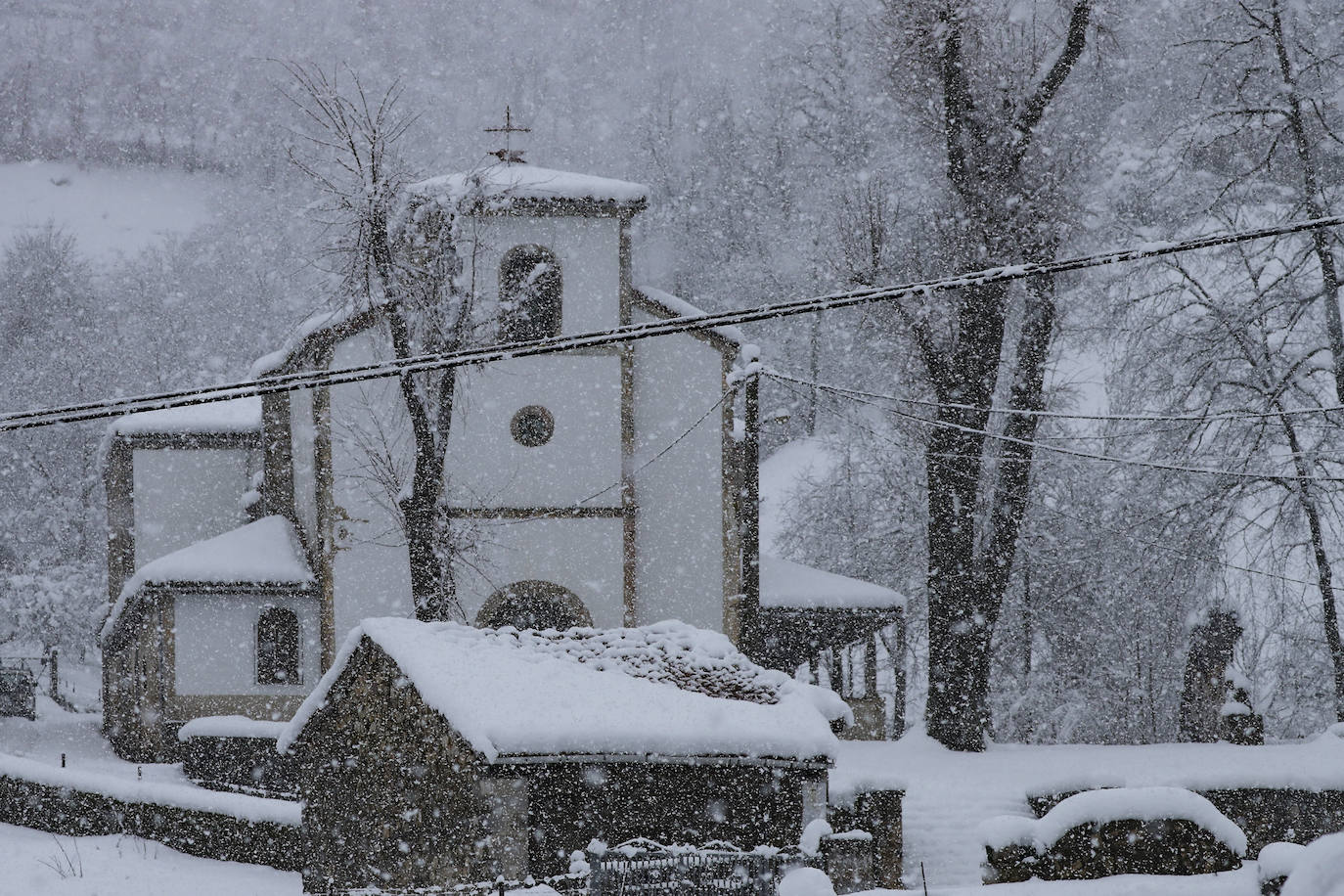 Nieve en las cotas altas, lluvia que no cesa en el litoral. El temporal no da tregua en Asturias y está complicando mucho la circulación en las zonas de montaña y anegando algunos puntos.