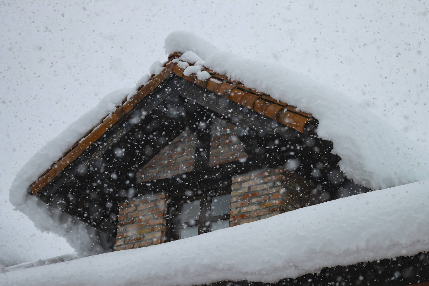 Nieve en las cotas altas, lluvia que no cesa en el litoral. El temporal no da tregua en Asturias y está complicando mucho la circulación en las zonas de montaña y anegando algunos puntos.
