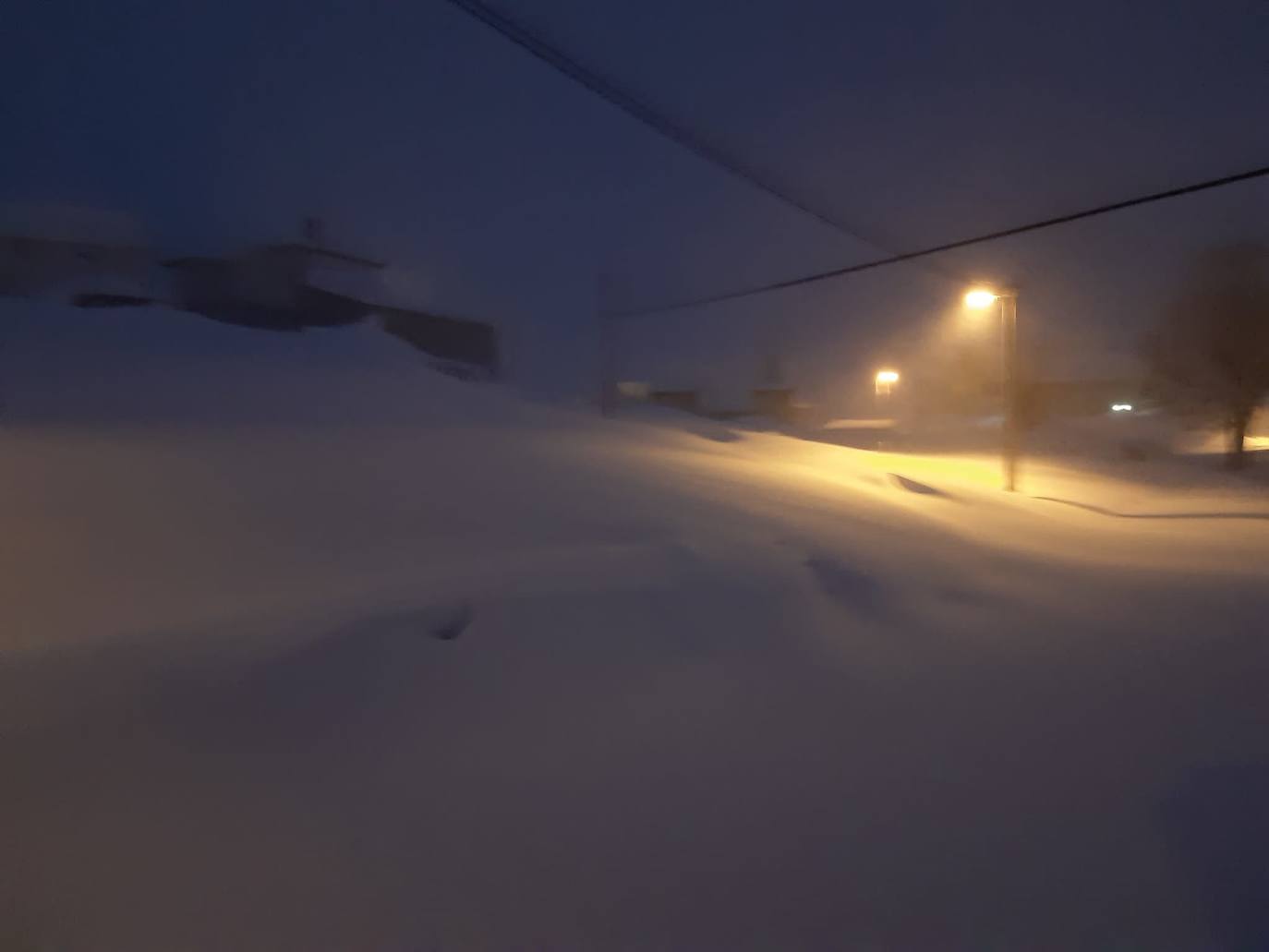 Nieve en las cotas altas, lluvia que no cesa en el litoral. El temporal no da tregua en Asturias y está complicando mucho la circulación en las zonas de montaña y anegando algunos puntos.