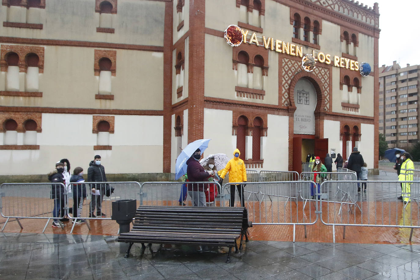 Melchor, Gaspar y Baltasar son testigos del cariño de los niños gijoneses que, durante el lunes y este martes —dos días muy fríos y lluviosos—, han acudido a la recepción celebrada en la plaza de toros de Gijón. Sus Majestades de Oriente ya están cargados de regalos para repartir ilusión esta madrugada. 