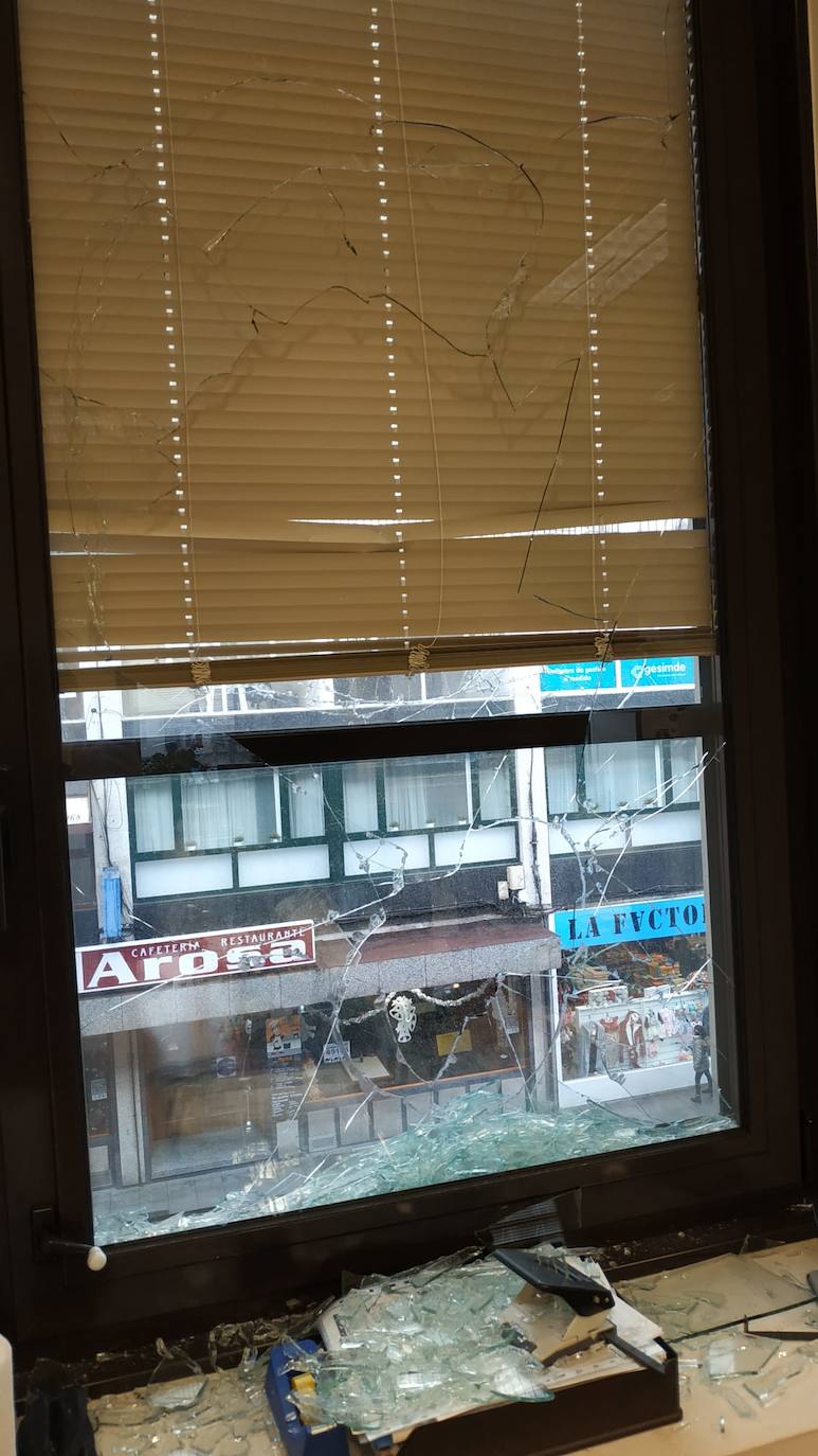 La Policía Local de Gijón ha detenido a un hombre de 44 años por romper presuntamente los cristales de treinta ventanas del edificio municipal de la Gota de Leche durante la madrugada de este lunes. Además, el acusado accedió al inmueble y destrozó parte del mobiliario, como mesas y sillas. 