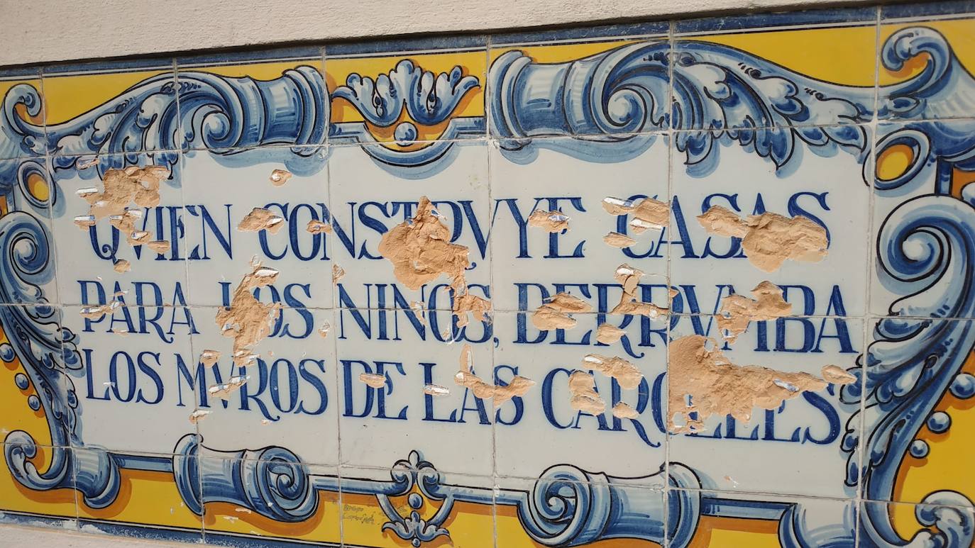 La Policía Local de Gijón ha detenido a un hombre de 44 años por romper presuntamente los cristales de treinta ventanas del edificio municipal de la Gota de Leche durante la madrugada de este lunes. Además, el acusado accedió al inmueble y destrozó parte del mobiliario, como mesas y sillas. 