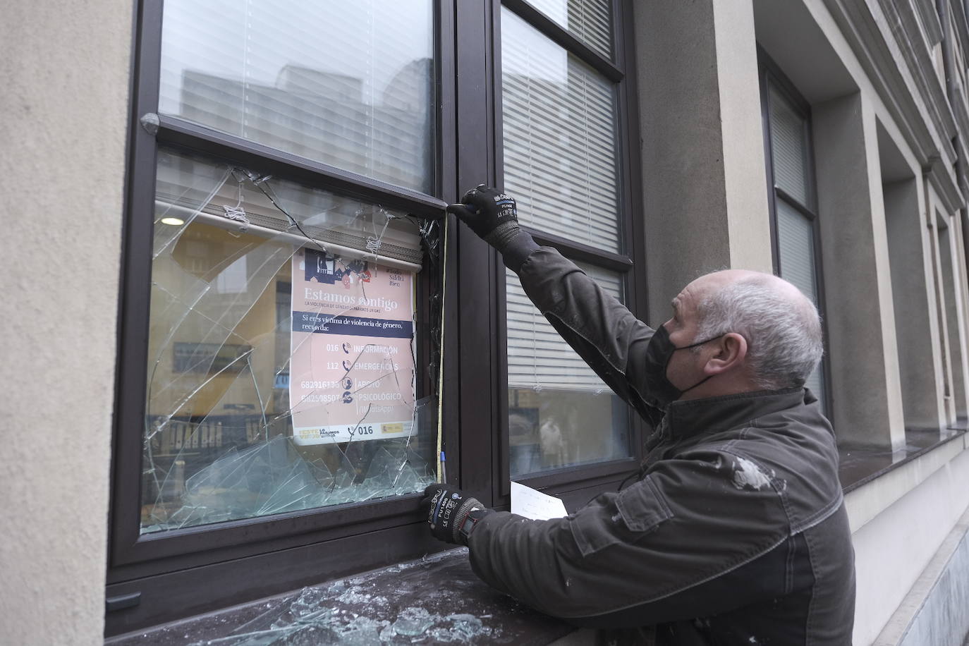 La Policía Local de Gijón ha detenido a un hombre de 44 años por romper presuntamente los cristales de treinta ventanas del edificio municipal de la Gota de Leche durante la madrugada de este lunes. Además, el acusado accedió al inmueble y destrozó parte del mobiliario, como mesas y sillas. 