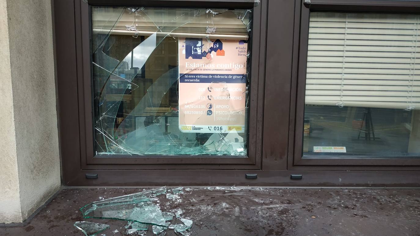 La Policía Local de Gijón ha detenido a un hombre de 44 años por romper presuntamente los cristales de treinta ventanas del edificio municipal de la Gota de Leche durante la madrugada de este lunes. Además, el acusado accedió al inmueble y destrozó parte del mobiliario, como mesas y sillas. 
