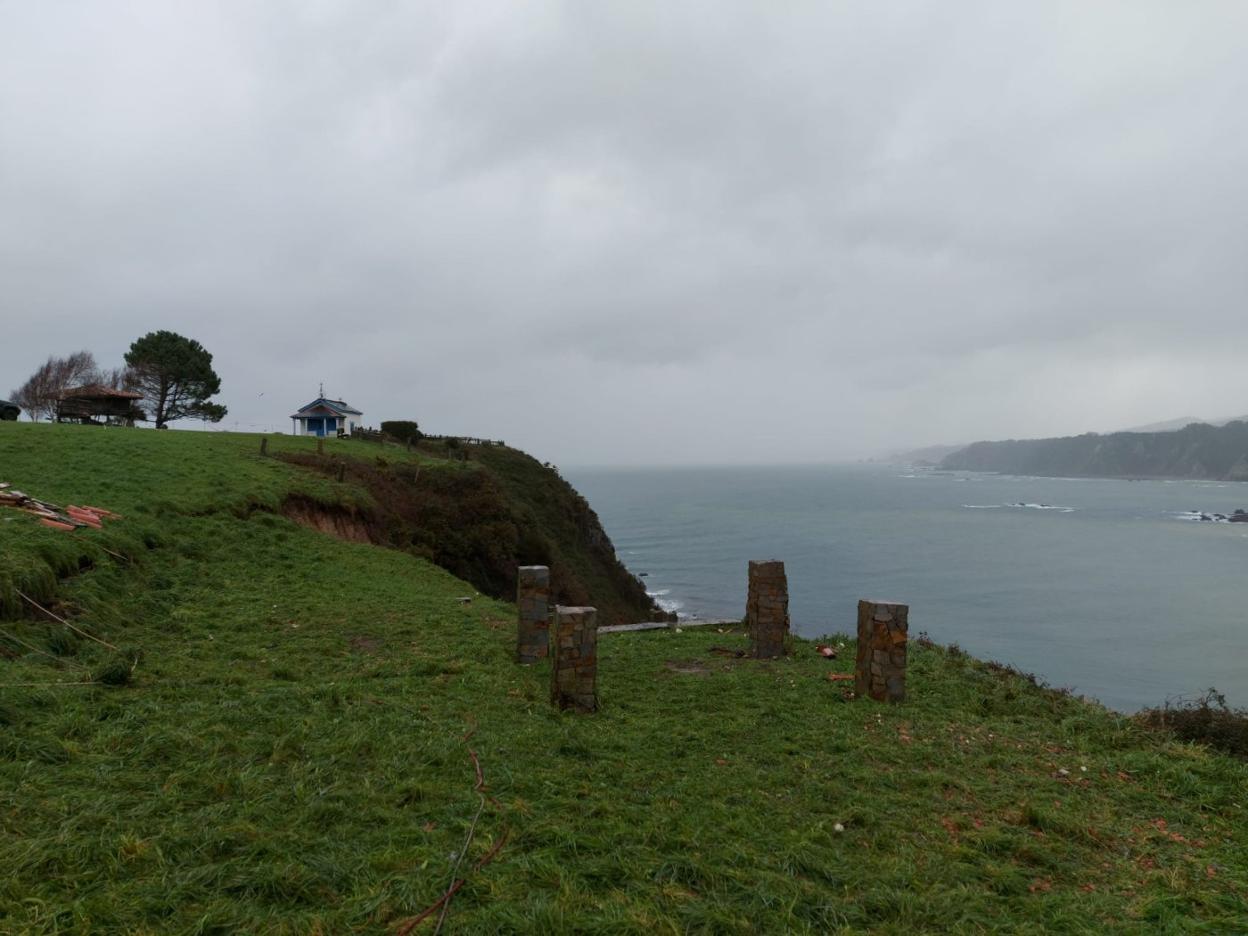 El campo de La Garita, ya sin su tradicional hórreo, que podría volver a montarse antes del verano. 