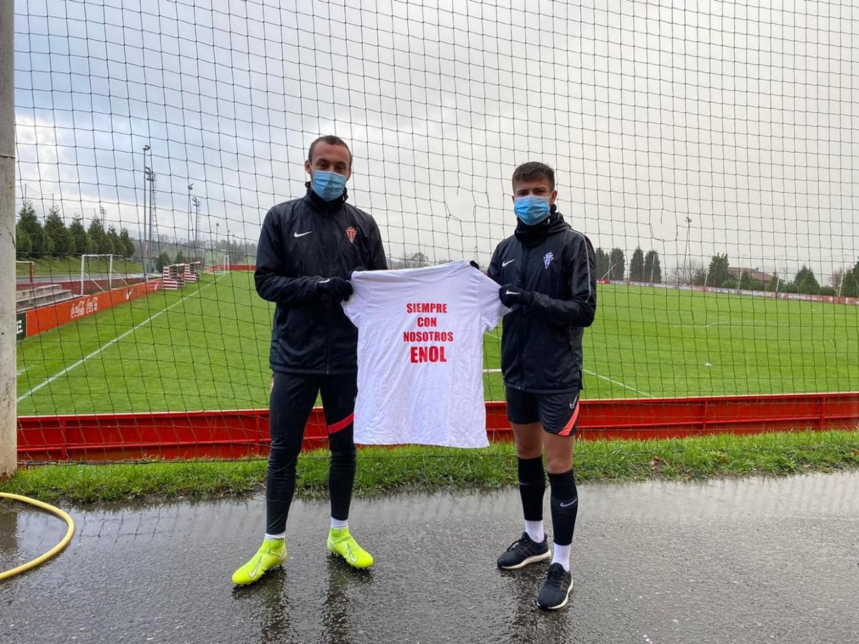 Marcos García Trabanco y Álvaro Santamaría, con la camiseta. 