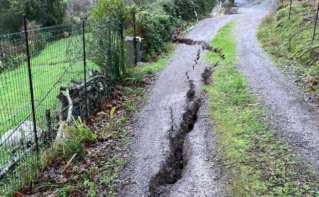 Hundimiento de la carretera que conduce a la zona de los depósitos del agua de Lastres,