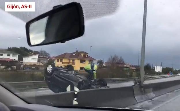 Una herida al volcar con su coche en la AS-II en Gijón