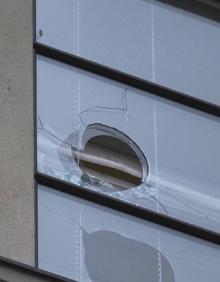 Imagen secundaria 2 - Detienen en Gijón a un hombre que rompió 30 ventanas de la Gota de Leche y accedió al inmueble