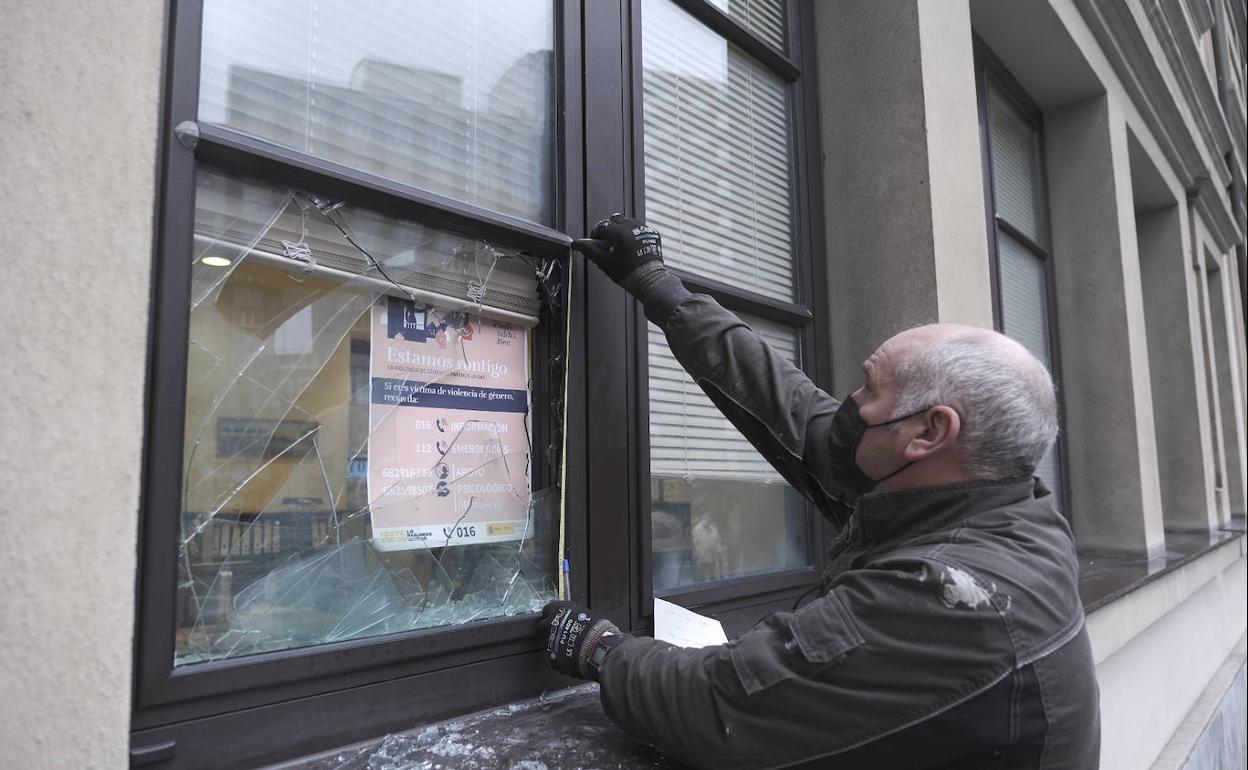 El estado que presenta el cristal de una de las ventanas de la Gota de Leche, en Gijón