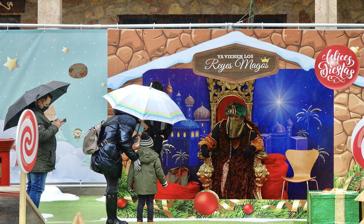 El príncipe Aliatar recibía ayer a los cangueses en el Parque de la Navidad que mañana usarán los Reyes. 