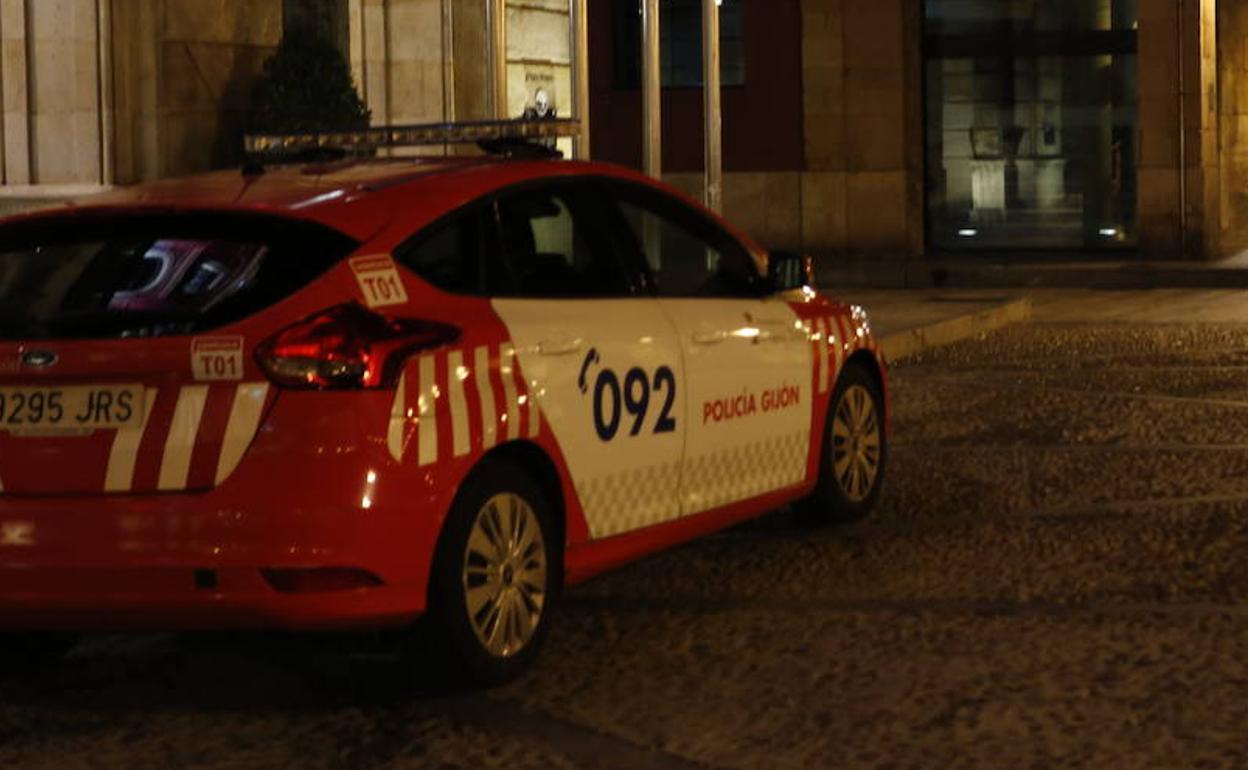 Un coche de la Policía Local de Gijón 