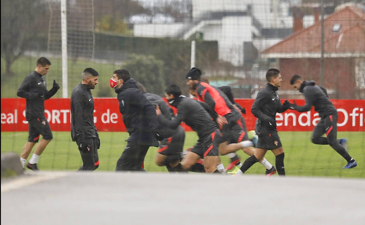 Jugadores de la primera plantilla del Sporting en un entrenamiento.