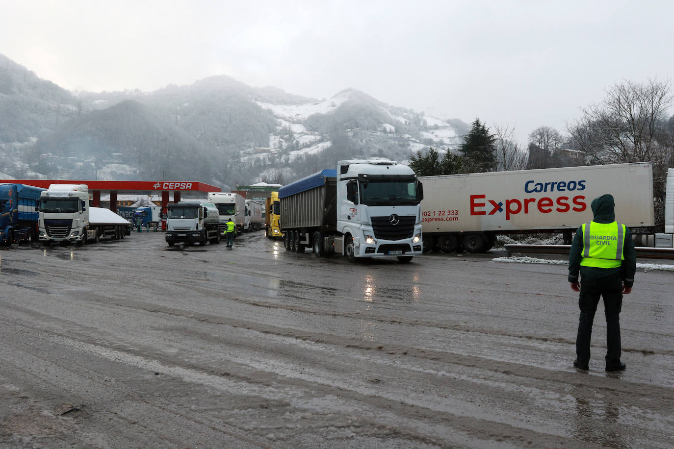 Buena parte de Asturias continúa en alerta amarilla a causa de las nevadas. Hay riesgo de fenómenos costeros en el oriente y acumulación de nieve de hasta 15 centímetros en la Cordillera. La cota seguirá en 300 metros, aunque irá subiendo a lo largo de la jornada