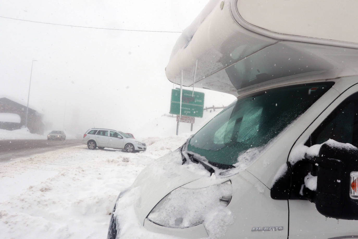 Buena parte de Asturias continúa en alerta amarilla a causa de las nevadas. Hay riesgo de fenómenos costeros en el oriente y acumulación de nieve de hasta 15 centímetros en la Cordillera. La cota seguirá en 300 metros, aunque irá subiendo a lo largo de la jornada