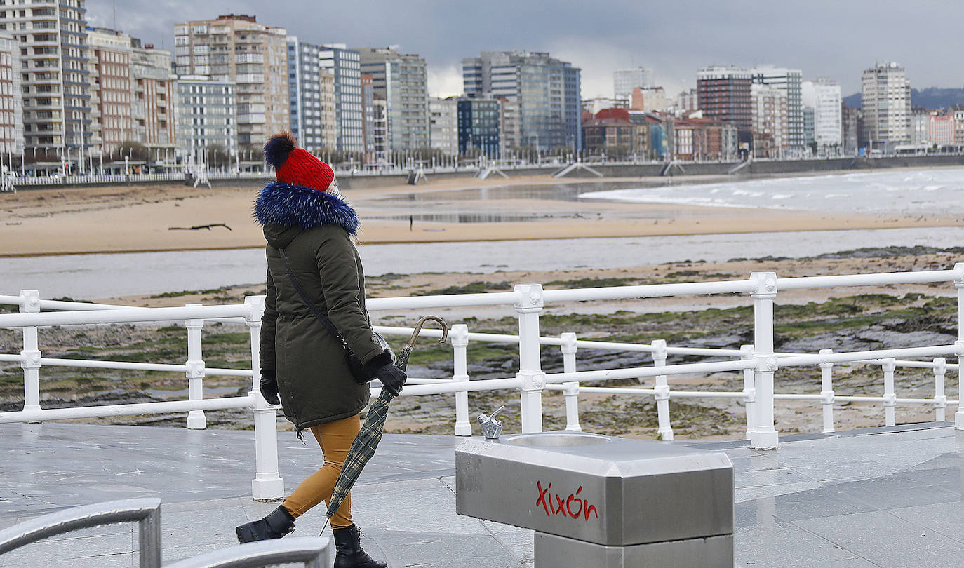 Buena parte de Asturias continúa en alerta amarilla a causa de las nevadas. Hay riesgo de fenómenos costeros en el oriente y acumulación de nieve de hasta 15 centímetros en la Cordillera. La cota seguirá en 300 metros, aunque irá subiendo a lo largo de la jornada