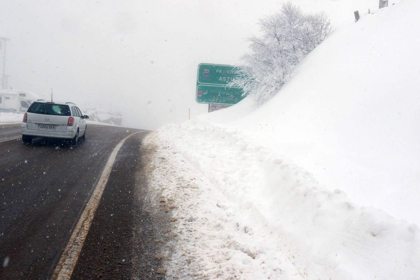 Buena parte de Asturias continúa en alerta amarilla a causa de las nevadas. Hay riesgo de fenómenos costeros en el oriente y acumulación de nieve de hasta 15 centímetros en la Cordillera. La cota seguirá en 300 metros, aunque irá subiendo a lo largo de la jornada