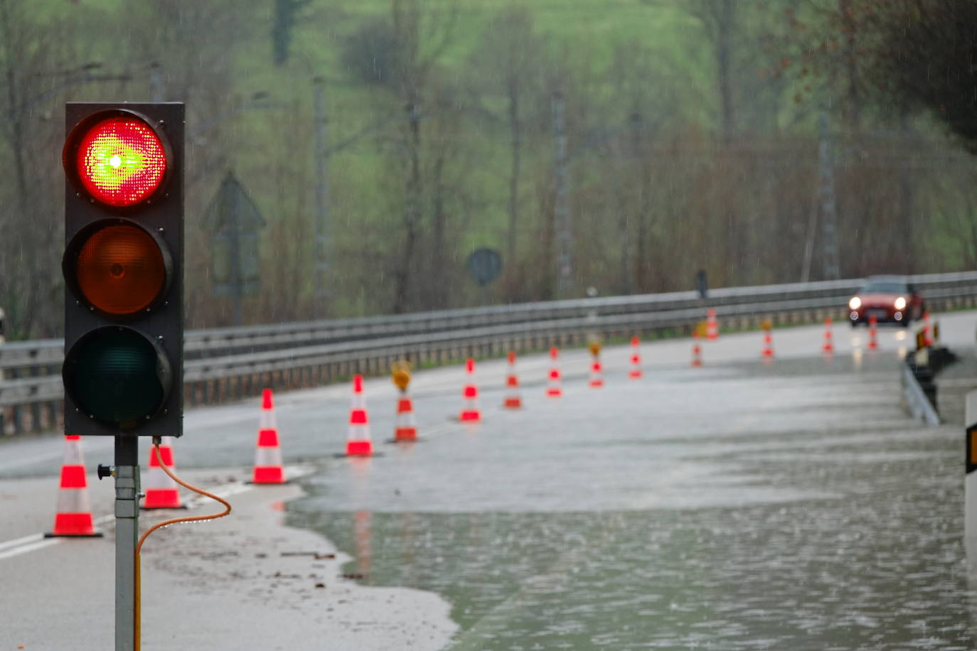 Buena parte de Asturias continúa en alerta amarilla a causa de las nevadas. Hay riesgo de fenómenos costeros en el oriente y acumulación de nieve de hasta 15 centímetros en la Cordillera. La cota seguirá en 300 metros, aunque irá subiendo a lo largo de la jornada