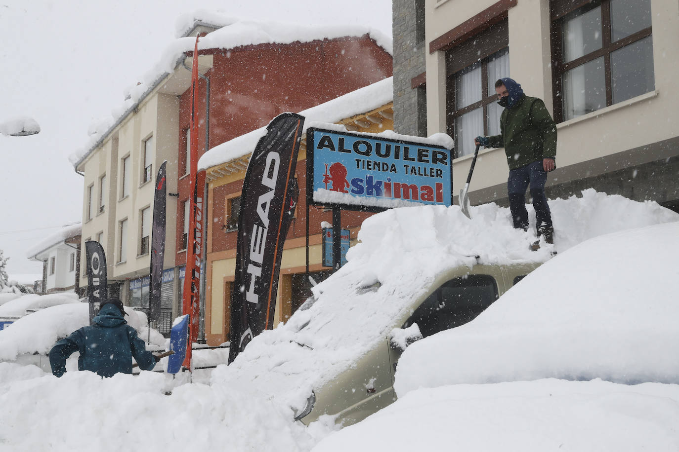 Buena parte de Asturias continúa en alerta amarilla a causa de las nevadas. Hay riesgo de fenómenos costeros en el oriente y acumulación de nieve de hasta 15 centímetros en la Cordillera. La cota seguirá en 300 metros, aunque irá subiendo a lo largo de la jornada