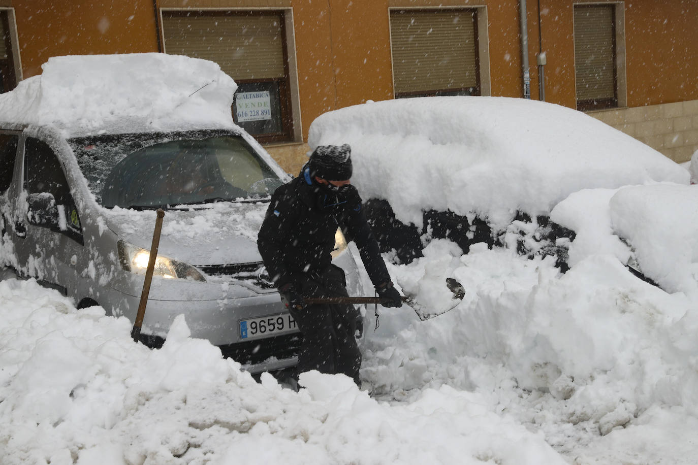 Buena parte de Asturias continúa en alerta amarilla a causa de las nevadas. Hay riesgo de fenómenos costeros en el oriente y acumulación de nieve de hasta 15 centímetros en la Cordillera. La cota seguirá en 300 metros, aunque irá subiendo a lo largo de la jornada