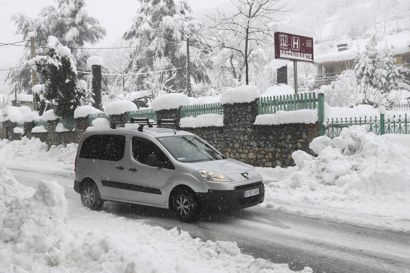 Buena parte de Asturias continúa en alerta amarilla a causa de las nevadas. Hay riesgo de fenómenos costeros en el oriente y acumulación de nieve de hasta 15 centímetros en la Cordillera. La cota seguirá en 300 metros, aunque irá subiendo a lo largo de la jornada