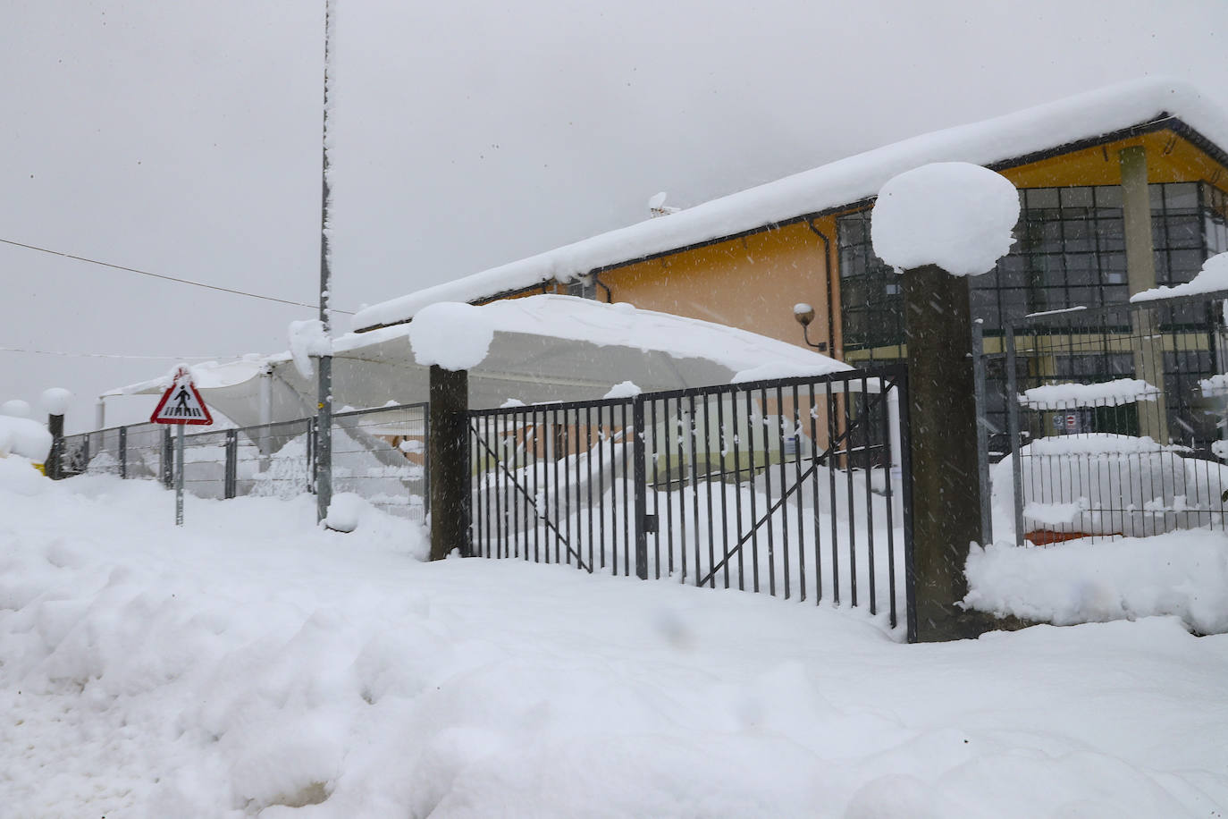 Buena parte de Asturias continúa en alerta amarilla a causa de las nevadas. Hay riesgo de fenómenos costeros en el oriente y acumulación de nieve de hasta 15 centímetros en la Cordillera. La cota seguirá en 300 metros, aunque irá subiendo a lo largo de la jornada