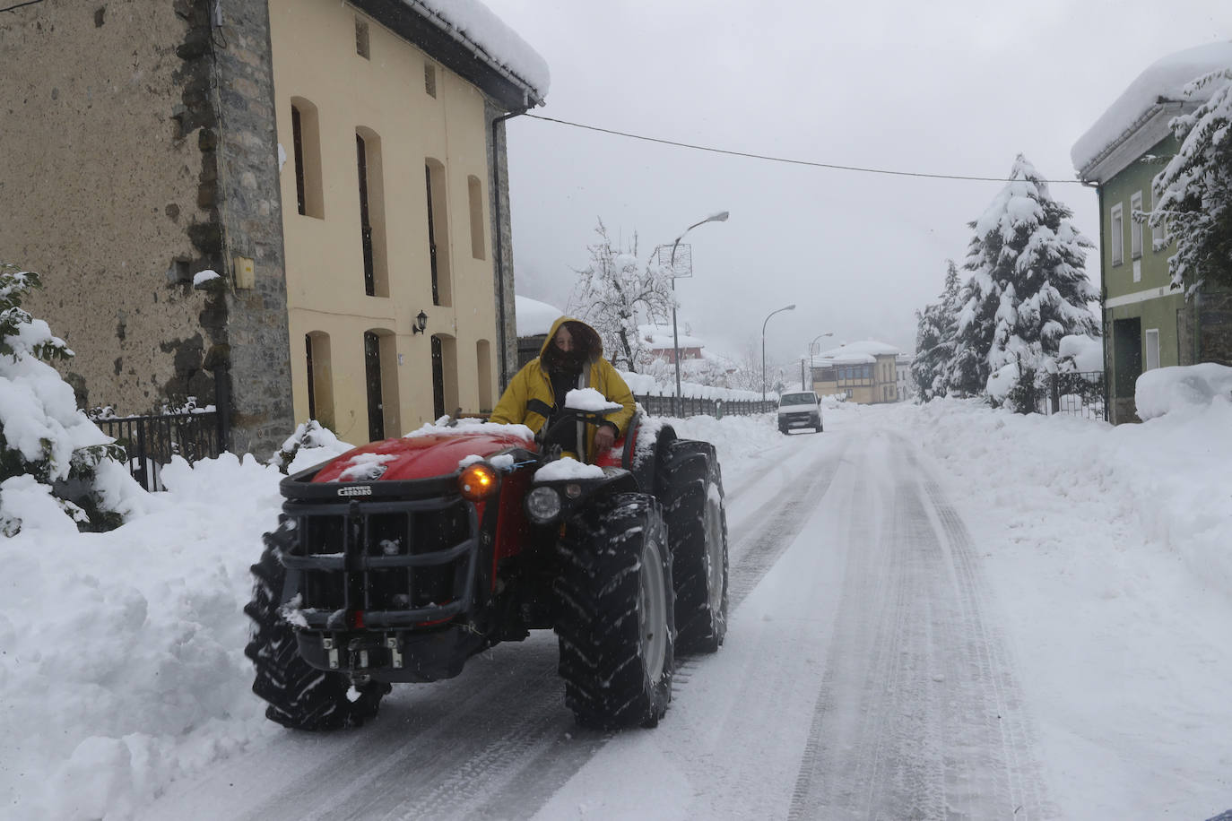 Buena parte de Asturias continúa en alerta amarilla a causa de las nevadas. Hay riesgo de fenómenos costeros en el oriente y acumulación de nieve de hasta 15 centímetros en la Cordillera. La cota seguirá en 300 metros, aunque irá subiendo a lo largo de la jornada