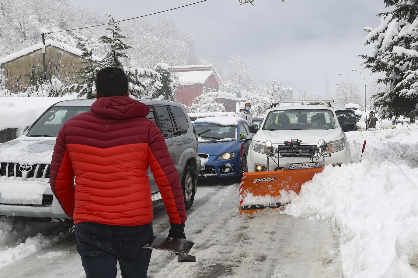 Buena parte de Asturias continúa en alerta amarilla a causa de las nevadas. Hay riesgo de fenómenos costeros en el oriente y acumulación de nieve de hasta 15 centímetros en la Cordillera. La cota seguirá en 300 metros, aunque irá subiendo a lo largo de la jornada