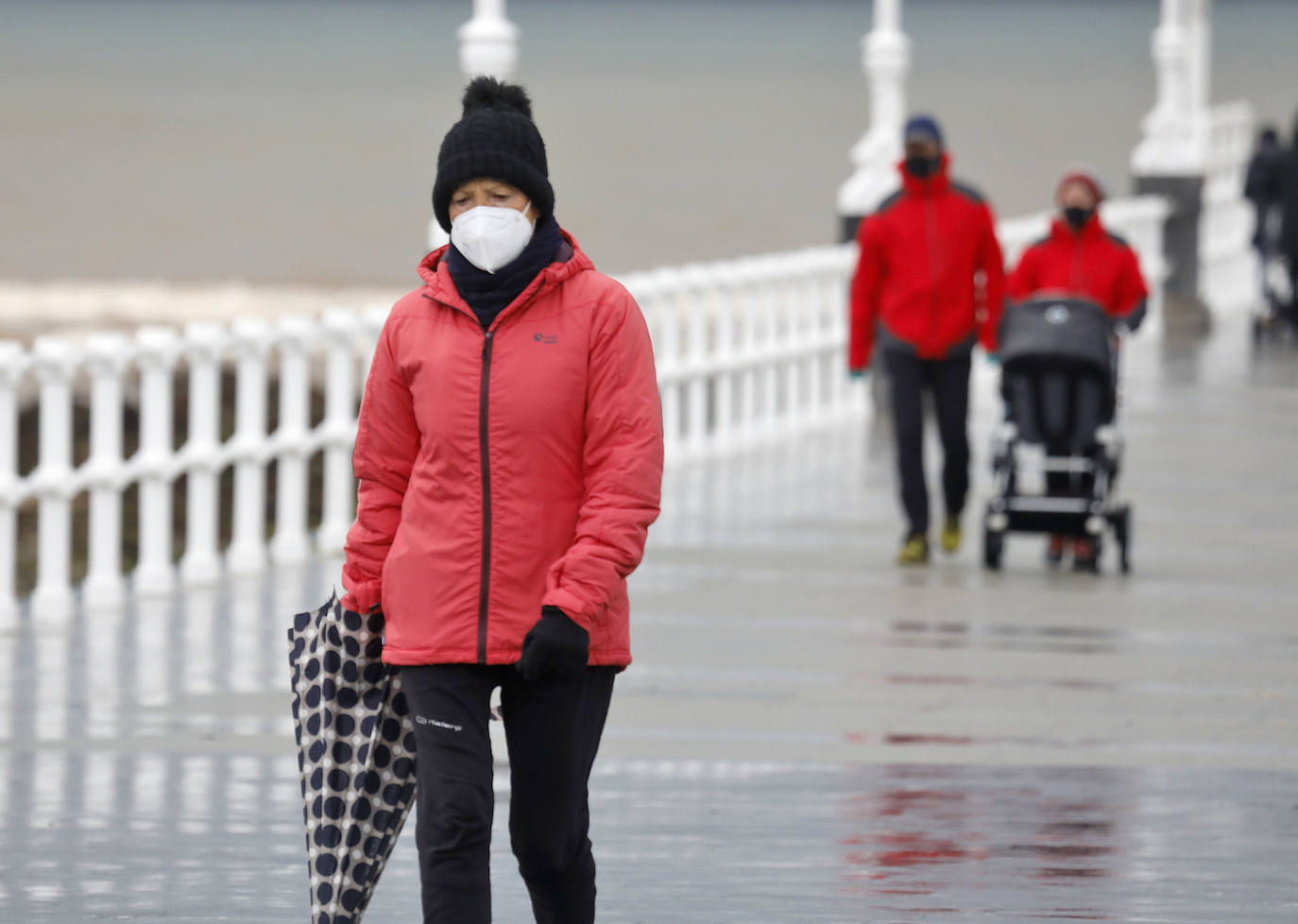 Buena parte de Asturias continúa en alerta amarilla a causa de las nevadas. Hay riesgo de fenómenos costeros en el oriente y acumulación de nieve de hasta 15 centímetros en la Cordillera. La cota seguirá en 300 metros, aunque irá subiendo a lo largo de la jornada