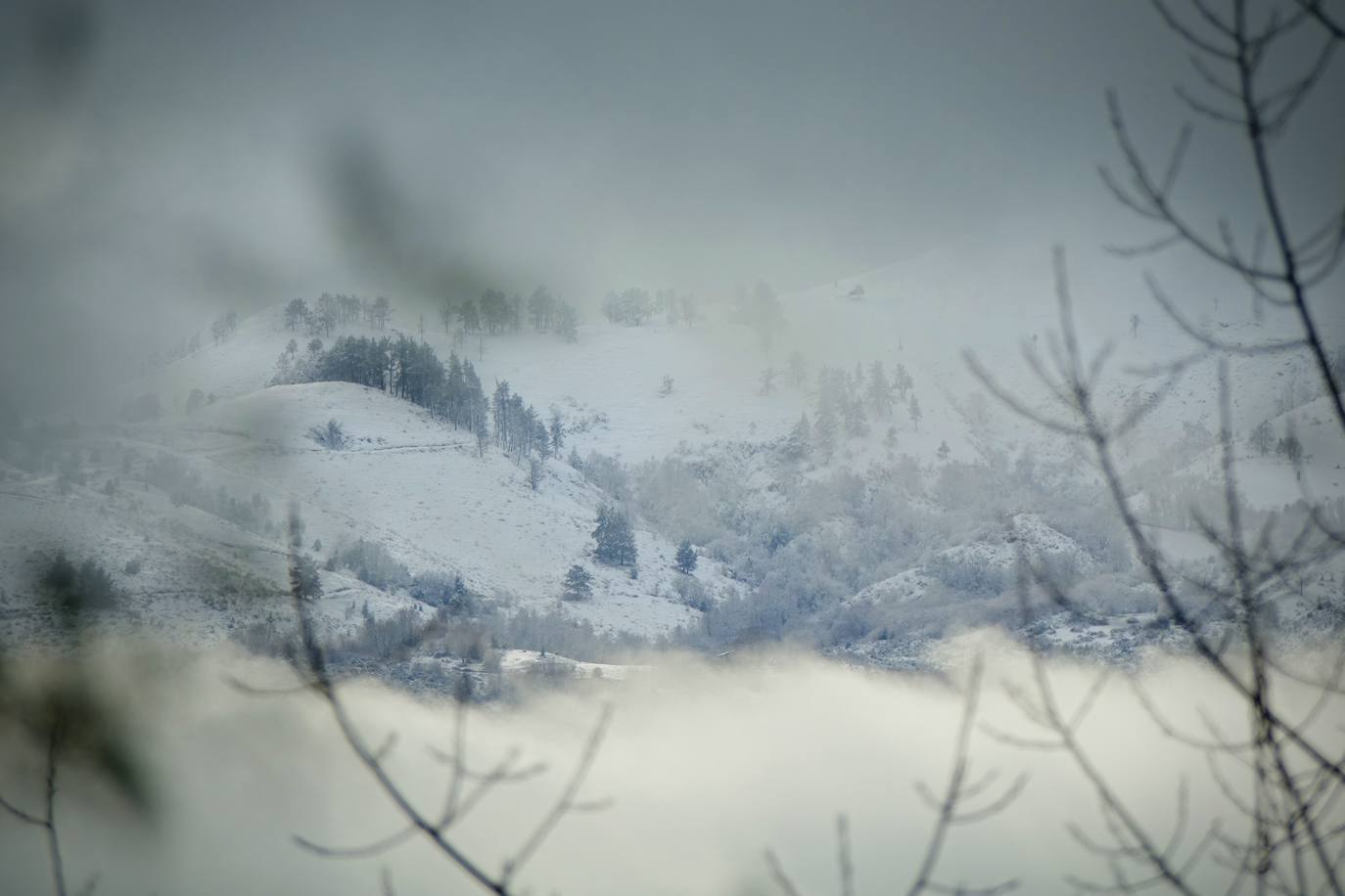 Buena parte de Asturias continúa en alerta amarilla a causa de las nevadas. Hay riesgo de fenómenos costeros en el oriente y acumulación de nieve de hasta 15 centímetros en la Cordillera. La cota seguirá en 300 metros, aunque irá subiendo a lo largo de la jornada