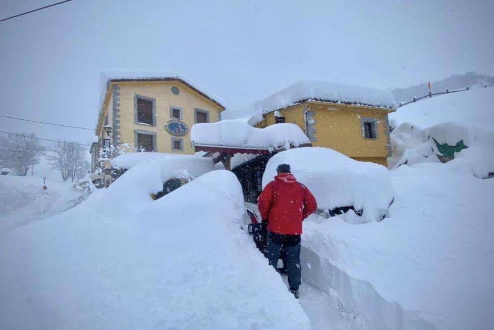 Buena parte de Asturias continúa en alerta amarilla a causa de las nevadas. Hay riesgo de fenómenos costeros en el oriente y acumulación de nieve de hasta 15 centímetros en la Cordillera. La cota seguirá en 300 metros, aunque irá subiendo a lo largo de la jornada