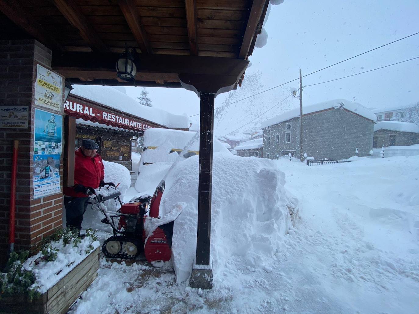 Buena parte de Asturias continúa en alerta amarilla a causa de las nevadas. Hay riesgo de fenómenos costeros en el oriente y acumulación de nieve de hasta 15 centímetros en la Cordillera. La cota seguirá en 300 metros, aunque irá subiendo a lo largo de la jornada