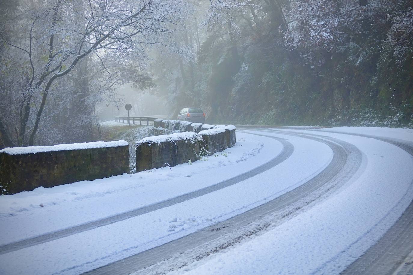 Buena parte de Asturias continúa en alerta amarilla a causa de las nevadas. Hay riesgo de fenómenos costeros en el oriente y acumulación de nieve de hasta 15 centímetros en la Cordillera. La cota seguirá en 300 metros, aunque irá subiendo a lo largo de la jornada