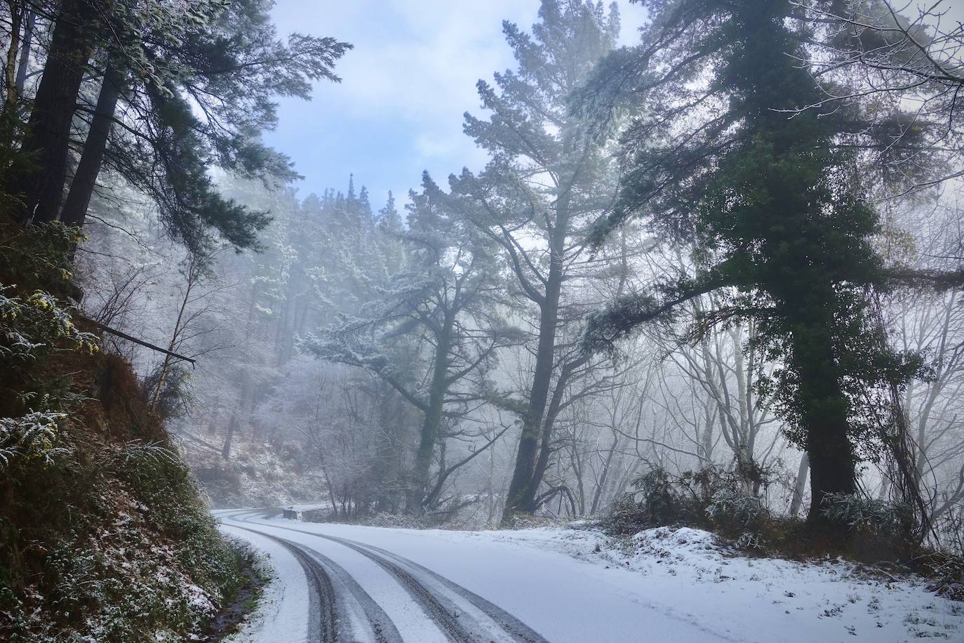 Buena parte de Asturias continúa en alerta amarilla a causa de las nevadas. Hay riesgo de fenómenos costeros en el oriente y acumulación de nieve de hasta 15 centímetros en la Cordillera. La cota seguirá en 300 metros, aunque irá subiendo a lo largo de la jornada