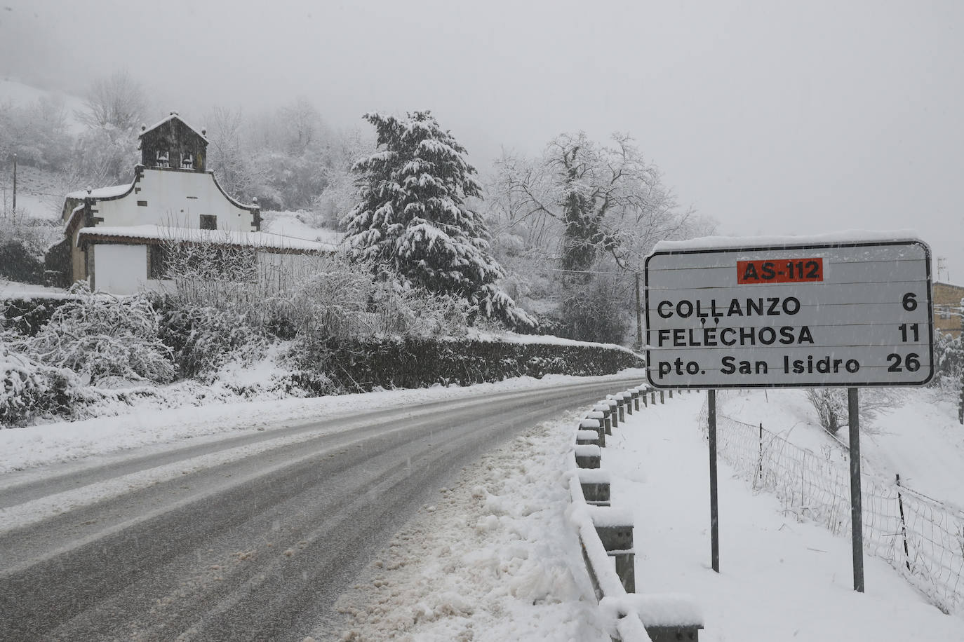 El implacable temporal de nieve no permite retomar la búsqueda del operario de la quitanieves desaparecido en el puerto de San Isidro. 