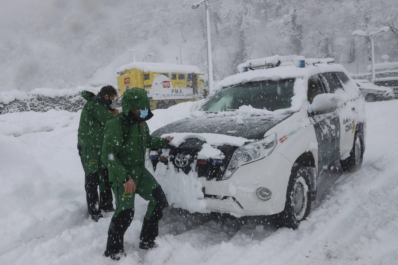 El implacable temporal de nieve no permite retomar la búsqueda del operario de la quitanieves desaparecido en el puerto de San Isidro. 