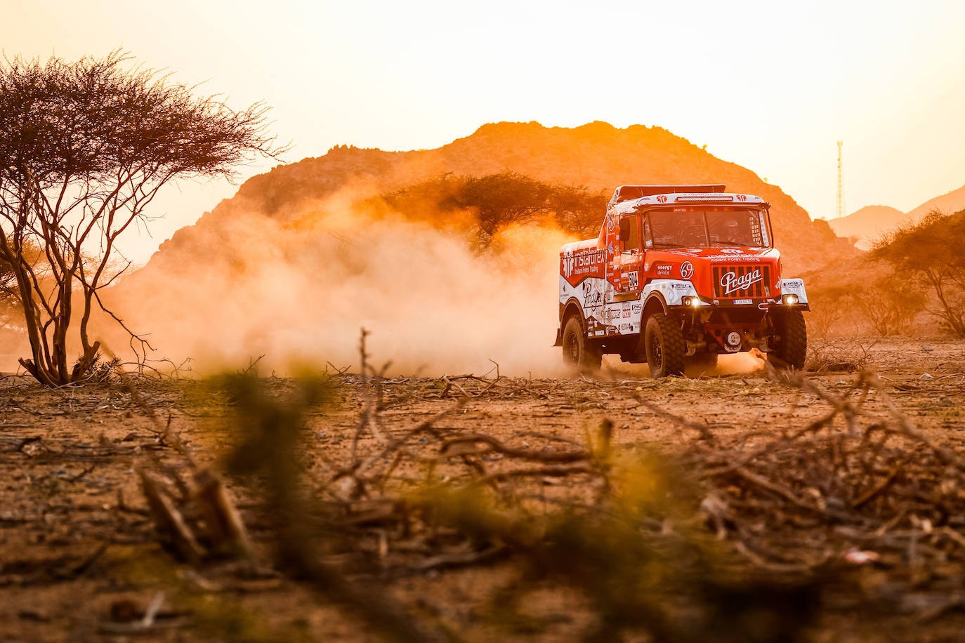 Las imágenes que han dejado las primeras etapas del Rally Dakar, espectáculo y belleza en el desierto de Arabia