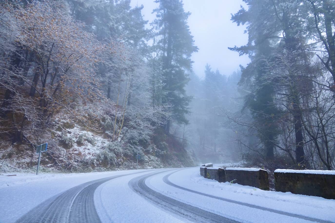 La nieve caída en las últimas horas en Asturias ha dejado estampas maravillosas, pero también ha alterado la vida de los vecinos de las zonas más altas de la región.