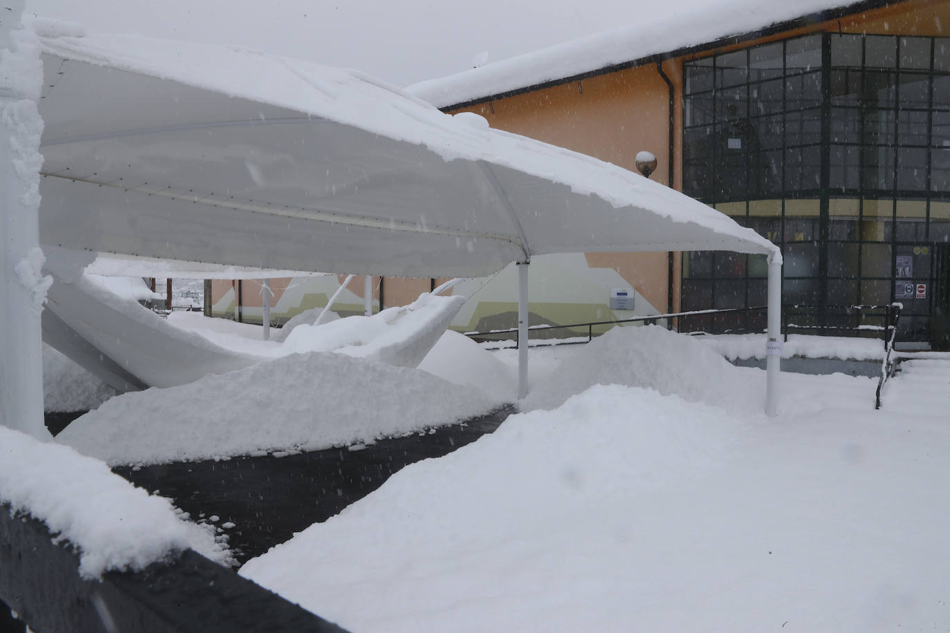 La nieve caída en las últimas horas en Asturias ha dejado estampas maravillosas, pero también ha alterado la vida de los vecinos de las zonas más altas de la región.