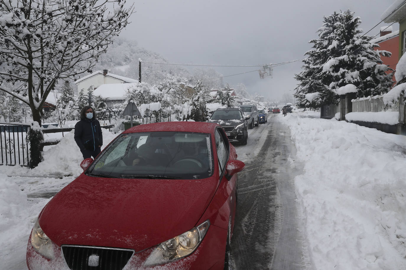 La nieve caída en las últimas horas en Asturias ha dejado estampas maravillosas, pero también ha alterado la vida de los vecinos de las zonas más altas de la región.