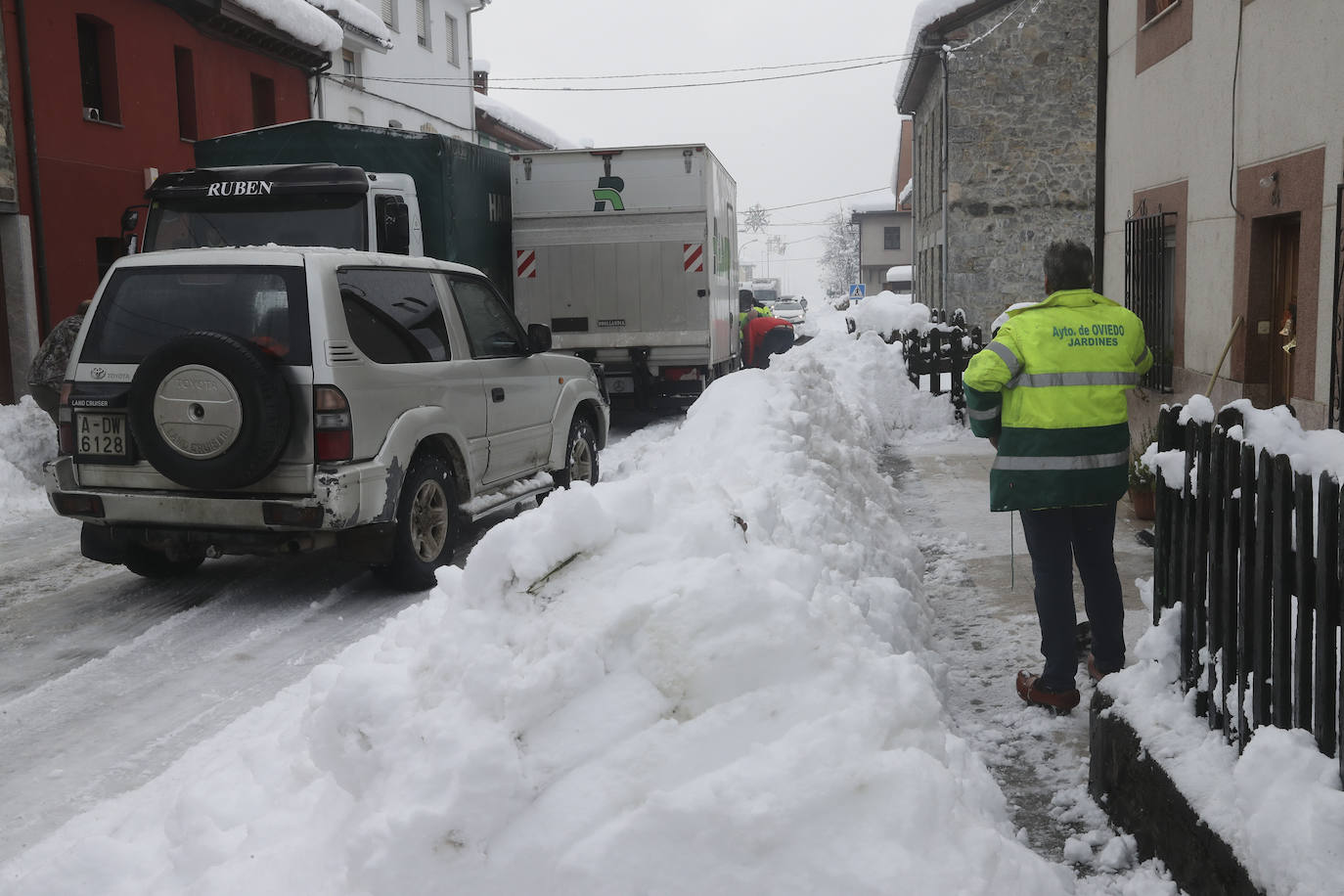 La nieve caída en las últimas horas en Asturias ha dejado estampas maravillosas, pero también ha alterado la vida de los vecinos de las zonas más altas de la región.